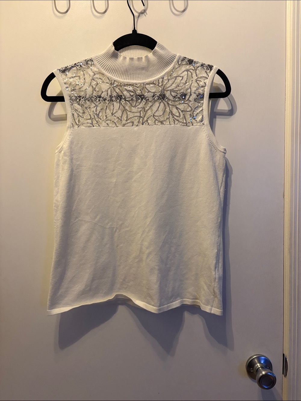 Cable & Gauge White Sleeveless Knit Top with Sequin Yoke Size S Feminine